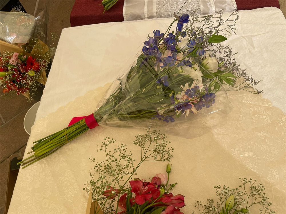 זר סגול עטוף בנייר שקוף
